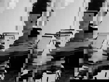 Två personer diskuterar i ett konferensrum